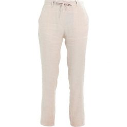 GANT PANTS Spodnie materiałowe putty. Brązowe spodnie damskie GANT, bez wzorów, z elastanu. W wyprzedaży za 411,75 zł.