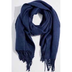 Szal z frędzlami Gold Label - Granatowy. Niebieskie szaliki damskie marki Mohito. W wyprzedaży za 19,99 zł.