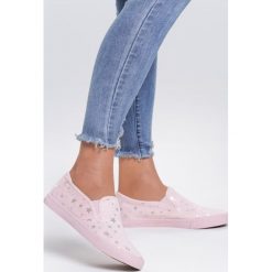 Różowe Slip On Were On It. Różowe trampki i tenisówki damskie Renee, bez wzorów, bez zapięcia. Za 49,99 zł.