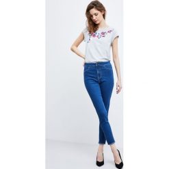 Jeansy typu extra high waist. Jeansy damskie Moodo, xs, bez wzorów, z jeansu, z podwyższonym stanem. Za 29,99 zł.