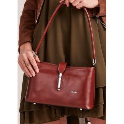 Włoska torebka skórzana kopertówka brązowa Rovicky TWR-55 - brązowy. Pomarańczowe kopertówki damskie ROVICKY, w paski, ze skóry, eleganckie, bez dodatków. Za 159,99 zł.