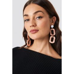 NA-KD Accessories Kolczyki kółka Chained Resin - Pink. Różowe kolczyki damskie marki NA-KD Accessories, na sztyftcie. W wyprzedaży za 31,77 zł.