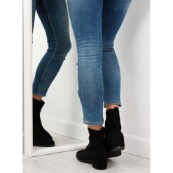 Botki na niskim obcasie czarne F184 BLACK. Czarne botki damskie obuwie damskie, z zamszu, na niskim obcasie, na obcasie, bez zapięcia. Za 143,90 zł.