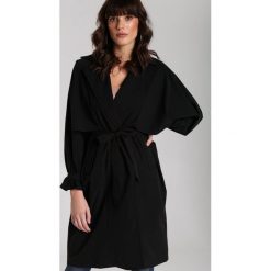 Czarny Płaszcz Maisy. Czarne płaszcze damskie Renee, s, w paski, z tkaniny, długie. Za 209,99 zł.