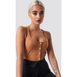 NA-KD Trend Ribbed Cropped Button Top - Brown. Brązowe topy damskie marki NA-KD Trend, bez wzorów, prążkowane, bez kołnierzyka. Za 80,95 zł.