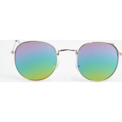 Okulary przeciwsłoneczne z tęczowymi szkłami. Szare okulary przeciwsłoneczne damskie Pull&Bear. Za 49,90 zł.