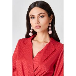Kolczyki damskie: NA-KD Accessories Cekinowe wiszące kolczyki Triple Globe – Pink
