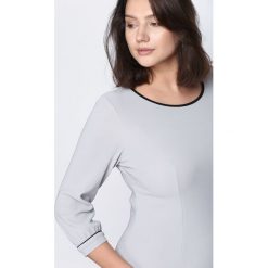 Jasnoszara Sukienka Under The Stars. Szare sukienki marki Born2be, l, midi, oversize. Za 59,99 zł.