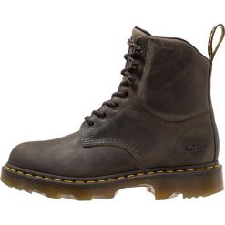 Dr. Martens CROFTON Botki sznurowane black greenland. Czarne botki męskie Dr. Martens, z gumy, na sznurówki. Za 879,00 zł.