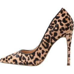 Steve Madden DAISIE Szpilki brown. Pomarańczowe czółenka damskie Steve Madden, bez wzorów, ze skóry ekologicznej, klasyczne, bez obcasa, na szpilce, bez zapięcia. Za 459,00 zł.