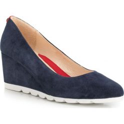 Buty damskie. Niebieskie baleriny damskie Wittchen, ze skóry, na niskim obcasie. Za 449,90 zł.