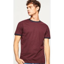 T-shirt z kontrastową lamówką - Bordowy. Czerwone t-shirty męskie marki Reserved, l, z kontrastowym kołnierzykiem. Za 29,99 zł.