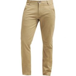 Chinosy męskie: DOCKERS ALPHA Spodnie materiałowe new british khaki core