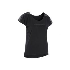 Koszulka do tańca nowoczesnego damska czarna z napisem. Czarne t-shirty damskie DOMYOS, z napisami, z elastanu, bez kołnierzyka, bez rękawów, bez kaptura, na fitness i siłownię. Za 49,99 zł.