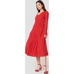 NA-KD Boho Asymetryczna sukienka - Red. Czerwone sukienki damskie marki NA-KD Boho, bez wzorów, z poliesteru, boho, z asymetrycznym kołnierzem, bez rękawów, midi, asymetryczne. W wyprzedaży za 38,98 zł.