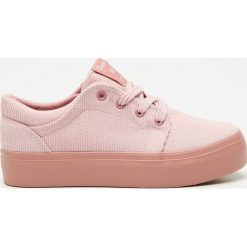 Sztruksowe sneakersy - Różowy. Różowe sneakersy damskie Cropp, ze sztruksu. Za 79,99 zł.