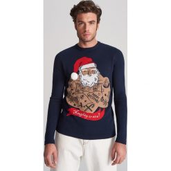 Sweter ze świątecznym nadrukiem - Granatowy. Niebieskie swetry męskie Reserved, s, z nadrukiem, wizytowe, bez kołnierzyka, bez kaptura. Za 99,99 zł.