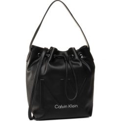 Torebka CALVIN KLEIN - Ny Shaped Drawstring Md K60K606492 BAX. Czarne torebki klasyczne damskie Calvin Klein, bez wzorów, ze skóry ekologicznej, bez dodatków. W wyprzedaży za 449,00 zł.