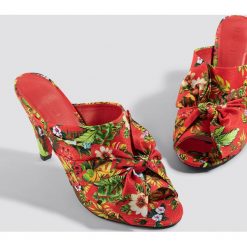 NA-KD Shoes Klapki mule z kokardą - Red,Multicolor. Czerwone klapki damskie NA-KD Shoes, na wysokim obcasie, na obcasie. Za 121,95 zł.