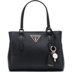Guess Carys Torebka Czarny. Czarne torebki klasyczne damskie Guess, w paski, z materiału, bez dodatków. Za 528,95 zł.