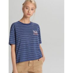 Koszulka z napisem - Granatowy. Niebieskie koszulki damskie Cropp, s, z napisami, bez kołnierzyka, bez rękawów. Za 39,99 zł.