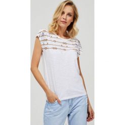 T-shirt z nadrukiem. Białe bluzki damskie Moodo, xxl, z nadrukiem, z bawełny, klasyczne, z okrągłym kołnierzem, z krótkim rękawem. Za 29,99 zł.