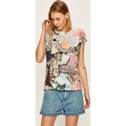 Desigual - T-shirt. Białe t-shirty damskie Desigual, s, bez wzorów, z bawełny, casualowe, z okrągłym kołnierzem. Za 199,90 zł.