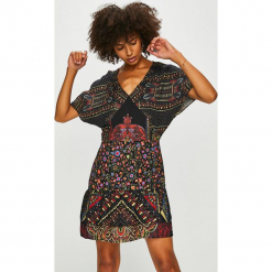 Desigual - Sukienka. Czarne sukienki damskie Desigual, na co dzień, s, bez wzorów, z poliesteru, casualowe, bez kołnierzyka, z krótkim rękawem, krótkie, mini, proste. W wyprzedaży za 239,90 zł.
