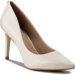 Szpilki GUESS - FLBE74 LEA08 SNOW. Brązowe półbuty damskie marki Guess, z aplikacjami, ze skóry ekologicznej, eleganckie, bez obcasa, na obcasie, bez zapięcia. W wyprzedaży za 329,00 zł.