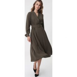 Ciemnozielona Sukienka Hayes. Sukienki damskie Born2be, s, w paski, z tkaniny, eleganckie, z falbankami, z długim rękawem, długie, midi, rozkloszowane. Za 139,99 zł.
