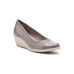 CLARA BARSON LS4851-02. Szare półbuty damskie Clara Barson, bez wzorów, ze skóry ekologicznej, bez obcasa, bez zapięcia. Za 89,99 zł.