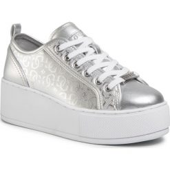 Sneakersy GUESS - Neeka FL6NEA FAL12 SILVE. Szare półbuty damskie Guess, z aplikacjami, ze skóry ekologicznej, bez obcasa, na koturnie, bez zapięcia. Za 549,00 zł.