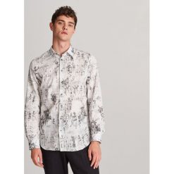 Koszula comfort fit z nadrukiem - Biały. Białe koszule męskie Reserved, xl, z nadrukiem, bez kołnierzyka, bez rękawów. W wyprzedaży za 49,99 zł.
