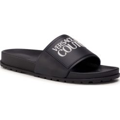 Klapki VERSACE JEANS COUTURE - E0YZASQ2 71353 899. Czarne klapki męskie Versace Jeans Couture, z jeansu, bez zapięcia. Za 289,00 zł.