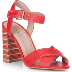 Buty damskie. Czerwone klapki damskie Wittchen, bez wzorów, ze skóry, bez obcasa. W wyprzedaży za 199,90 zł.