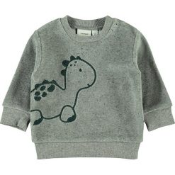 Bluza w kolorze zielonym. Zielone bluzy niemowlęce name it boys, z haftami, z weluru, bez rękawów, bez kaptura. W wyprzedaży za 42,95 zł.