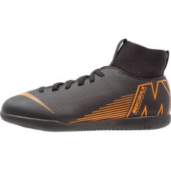Nike Performance SUPERFLYX 6 CLUB IC Halówki black/total orange/white. Czarne buty sportowe chłopięce Nike Performance, z gumy, do piłki nożnej. Za 269,00 zł.