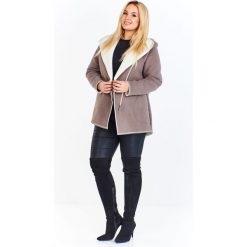 Kurtka z kapturem a'la kożuszek zapinana na ekspres beżowy. Brązowe kurtki damskie Tagless, plus size, bez wzorów, z poliesteru, z kapturem. Za 189,00 zł.
