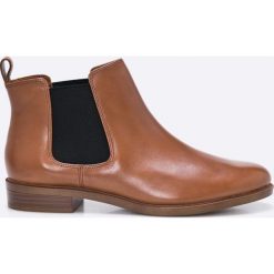 Clarks - Botki Taylor Shine. Brązowe buty zimowe damskie marki Clarks, z materiału, z okrągłym noskiem, na obcasie. W wyprzedaży za 199,90 zł.
