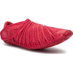 Buty VIBRAM FIVEFINGERS - Furoshiki 19WAD10 Riot. Czerwone buty sportowe damskie Vibram Fivefingers, bez wzorów, z lycry, sportowe, na fitness i siłownię, vibram fivefingers. Za 449,99 zł.