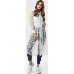 Biała Sukienka Muir. Białe sukienki damskie Born2be, s, bez wzorów, z tkaniny, klasyczne, z klasycznym kołnierzykiem, z długim rękawem, długie, midi, rozkloszowane. Za 99,99 zł.