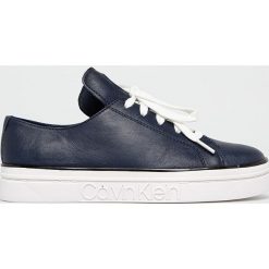 Calvin Klein - Buty skórzane. Niebieskie koturny damskie Calvin Klein, bez obcasa, na obcasie, na sznurówki. W wyprzedaży za 359,90 zł.