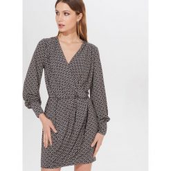 Wzorzysta kopertowa sukienka -. Sukienki damskie Mohito, xl, bez wzorów, bez kołnierzyka, bez rękawów, kopertowe. Za 139,99 zł.