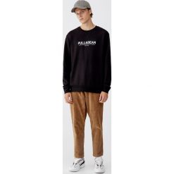 Bluza basic z logo. Czarne bluzy męskie Pull&Bear, m, bez wzorów, bez kołnierzyka, bez rękawów, bez kaptura. Za 59,90 zł.
