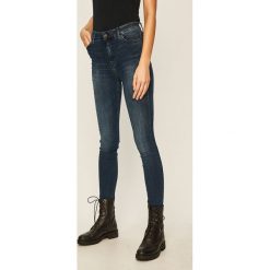 Tommy Hilfiger - Jeansy Harlem. Niebieskie jeansy damskie TOMMY HILFIGER, z podwyższonym stanem. W wyprzedaży za 459,90 zł.