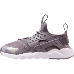 Nike Sportswear HUARACHE RUN ULTRA Tenisówki i Trampki gunsmoke/metallic silver/white. Szare trampki chłopięce Nike Sportswear, z materiału. Za 359,00 zł.