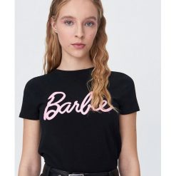 Koszulka czarna Barbie - Czarny. Czarne koszulki damskie Sinsay, s, bez wzorów, bez kołnierzyka. Za 29,99 zł.