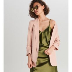 Długa marynarka - Różowy. Marynarki damskie Cropp. Za 139,99 zł.