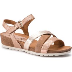 Sandały CAPRICE - 9-28208-22 Rosegold Comb 981. Żółte klapki damskie Caprice, bez wzorów, z zamszu, bez obcasa, na obcasie. W wyprzedaży za 179,00 zł.
