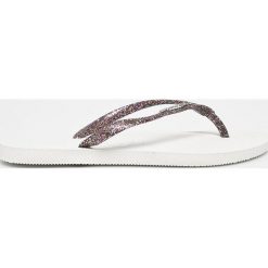 Havaianas - Japonki. Białe klapki damskie Havaianas, bez wzorów, z materiału, bez obcasa, na obcasie. W wyprzedaży za 59,90 zł.